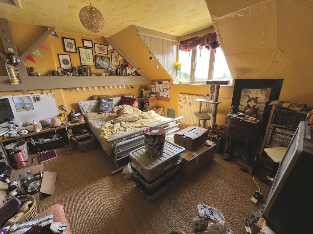 Lot: 134 - FOUR STOREY TOWN HOUSE FOR UPDATING - Third floor double bedroom